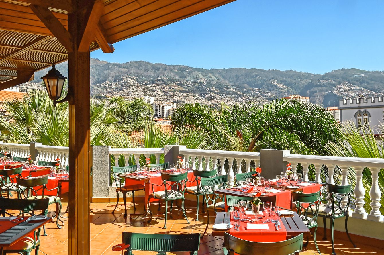 Restaurant mit Terrasse im Pestana Village mit Blick auf das Pestana Miramar