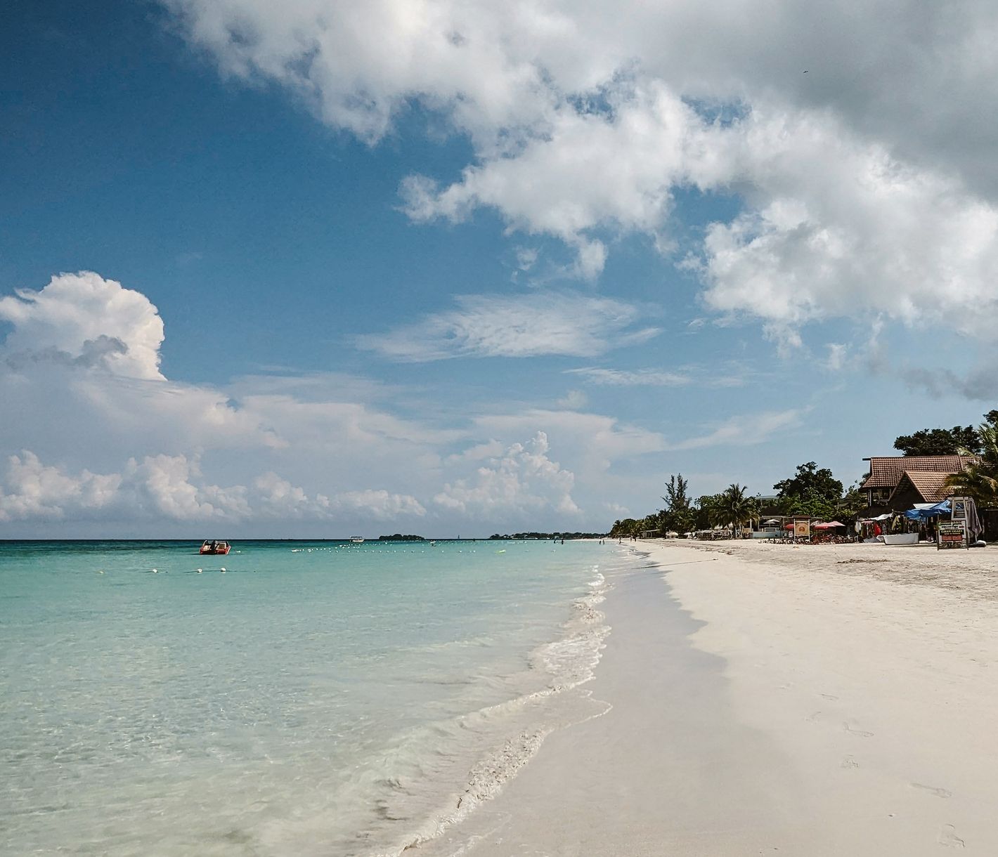 Der Seven Mile Beach in Negril gehört zu den schönsten Stränden der Karibik: feiner, weisser Sand, türkisfarbenes Meer und Sonne pur!