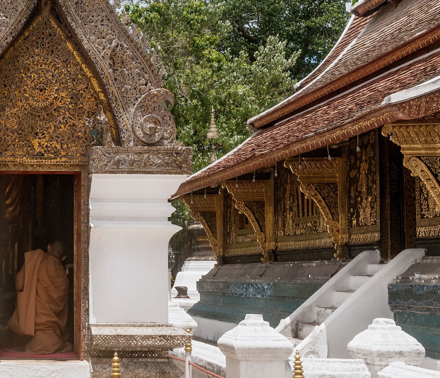 L’heure est à la prière dans le temple Wat Xieng Thong à Luang Prabang.