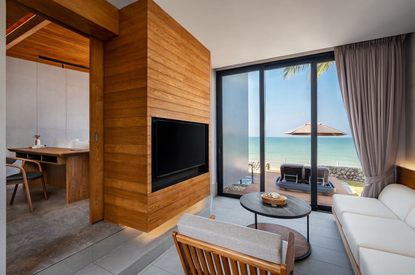 Beachfront Suite Pool Villa