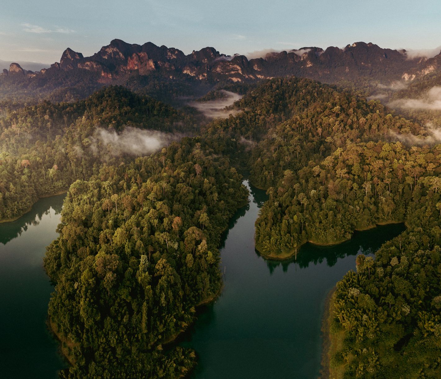Der Cheow-Larn-See im Khao-Sok-Nationalpark ist eine beeindruckende Naturkulisse.