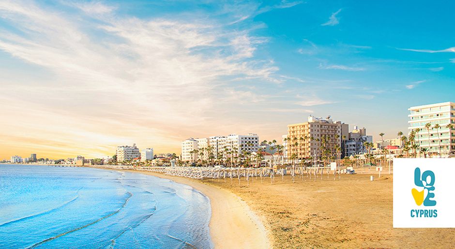 La belle plage de sable de Finikoudes à Larnaca