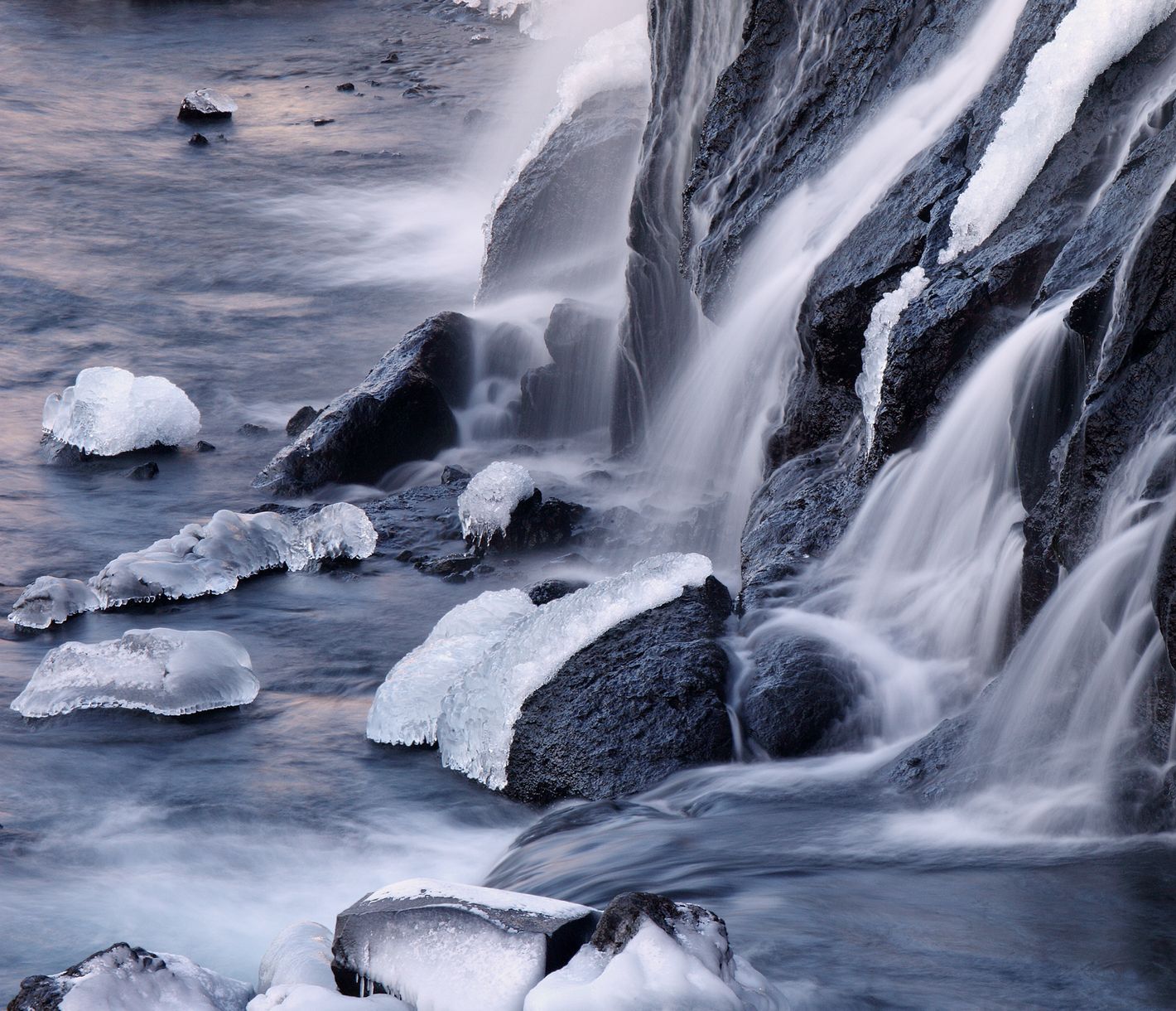 Der Name «Hraunfossar» bedeutet «Lavafälle».