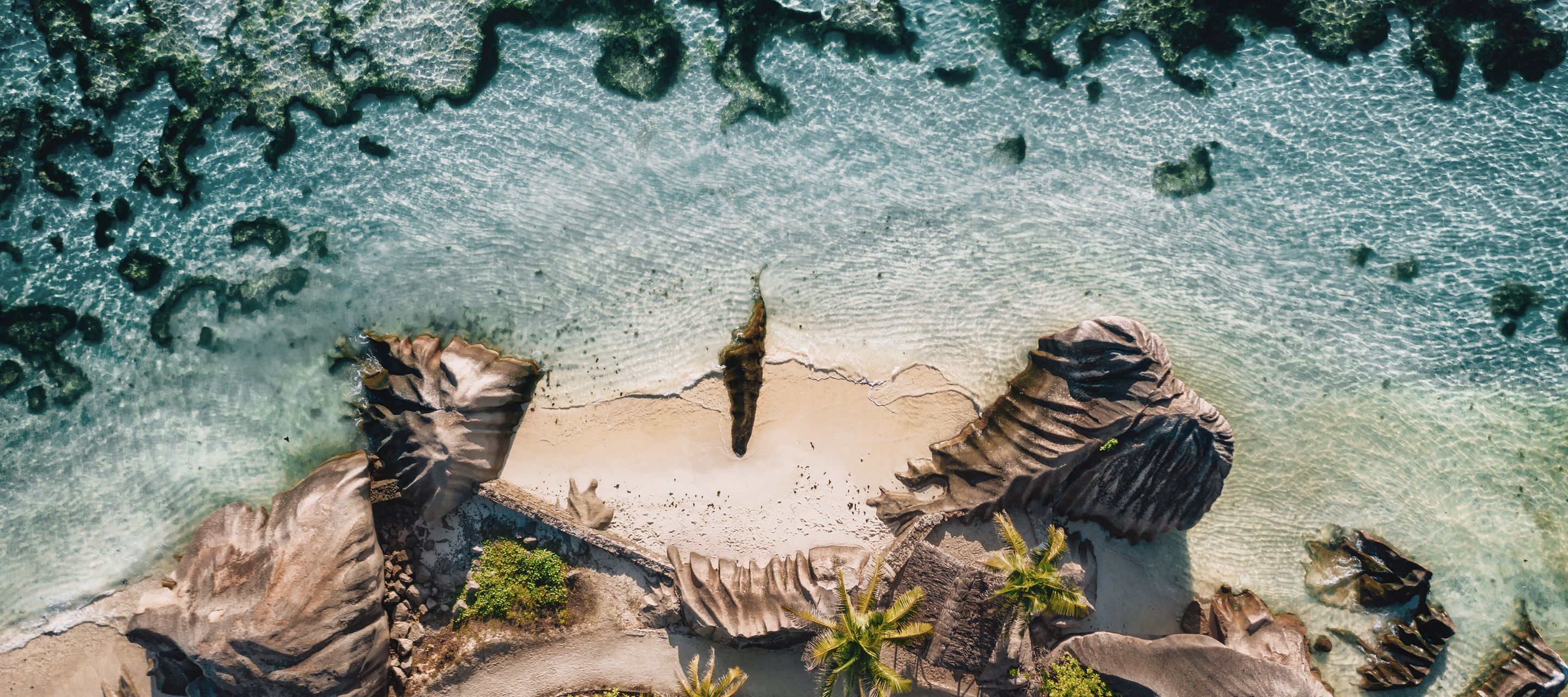 Die faszinierenden Granitfelsen der Anse Source d’Argent aus der Vogelperspektive