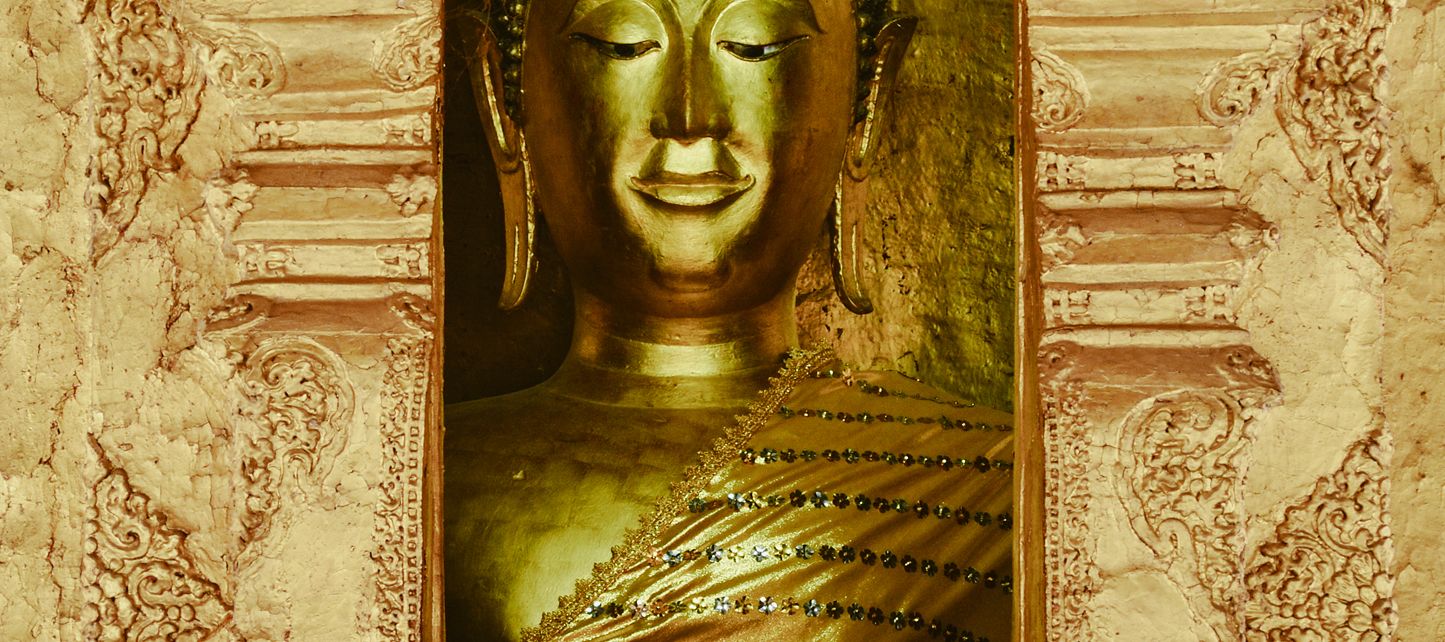 Goldene Buddha-Statue im Wat Phra Dhat Lampang Luang bei Lampang