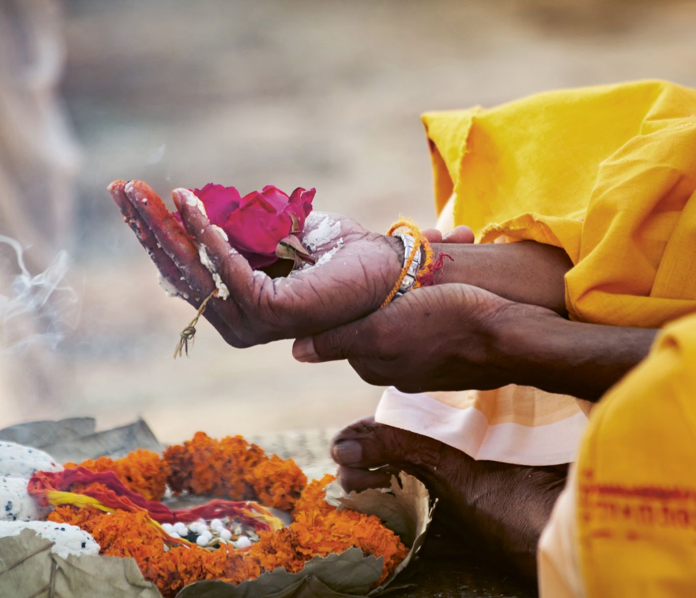 Aarti-Zeremonie in Varanasi bei Sonnenuntergang am Ufer des heiligen Flusses Ganges