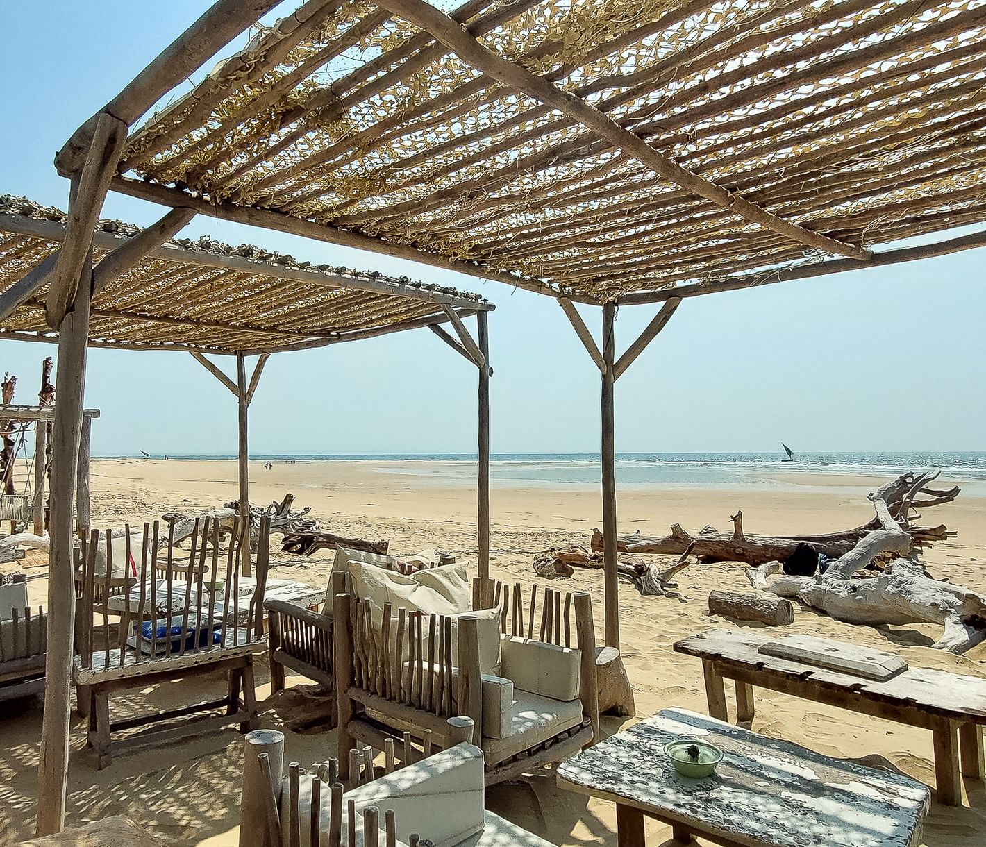 Strandbar mit Blick auf das Meer in Barra
