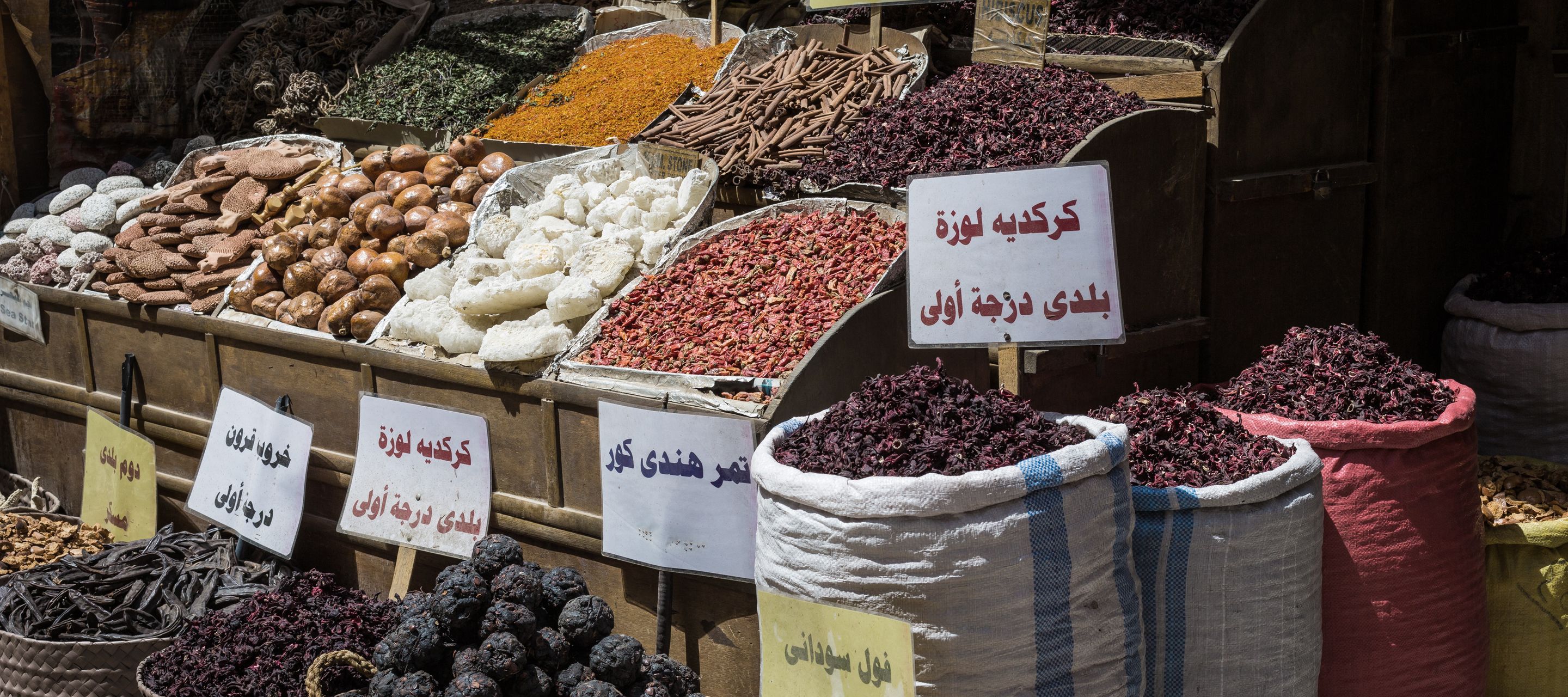 Basar mit Kräutern und Gewürzen in Assuan