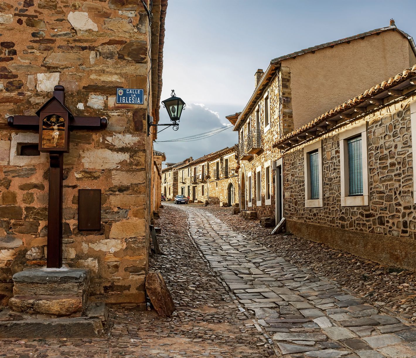 Das Dorf Castrillo de los Polvazares in der spanischen Provinz Leon auf der Route des Jakobwegs.