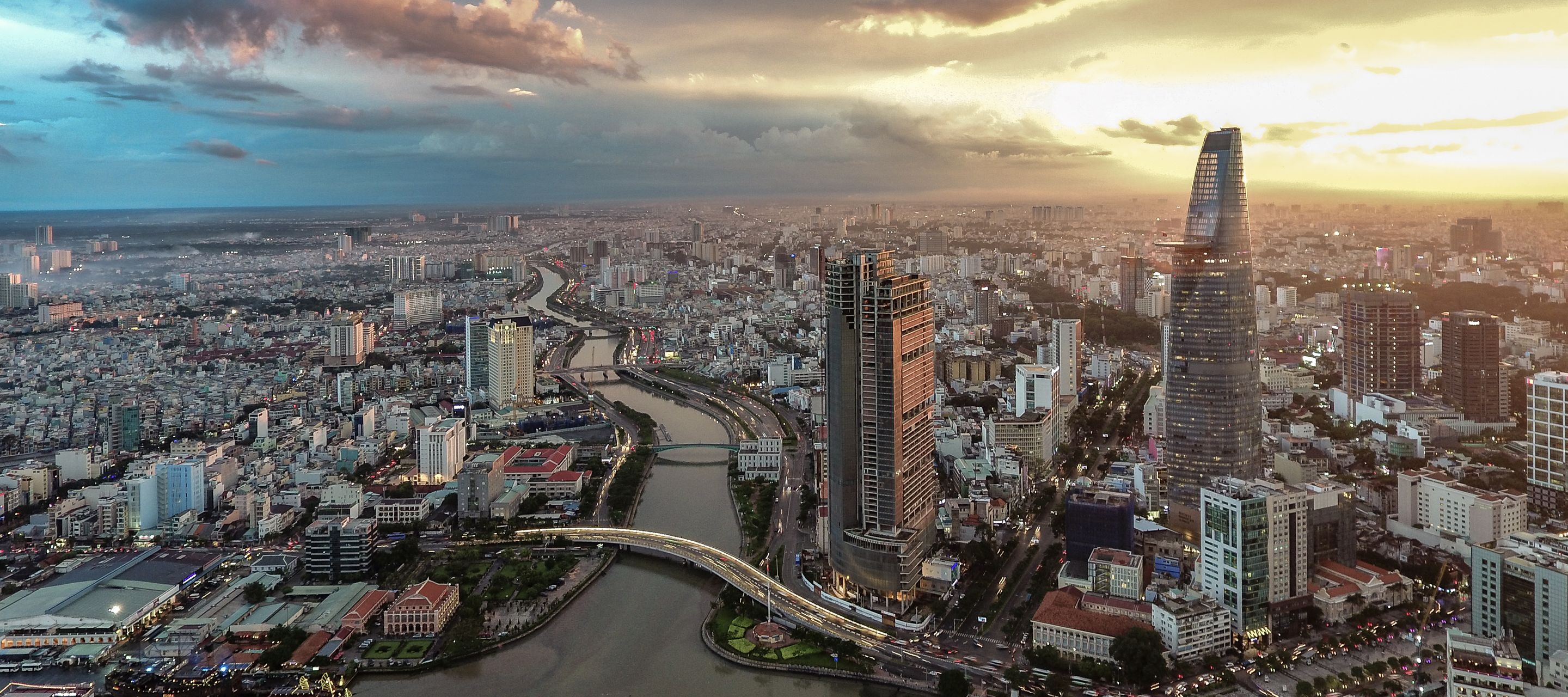 Wunderschöner Sonnenuntergang über der Skyline von Saigon, Luftaufnahme des Geschäftsviertels und des Verwaltungsbezirks 