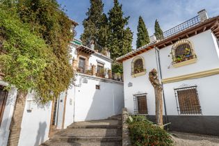 Blick auf das historische Viertel Albaicín in Granada, bekannt für seine engen Gassen und maurische Architektur.