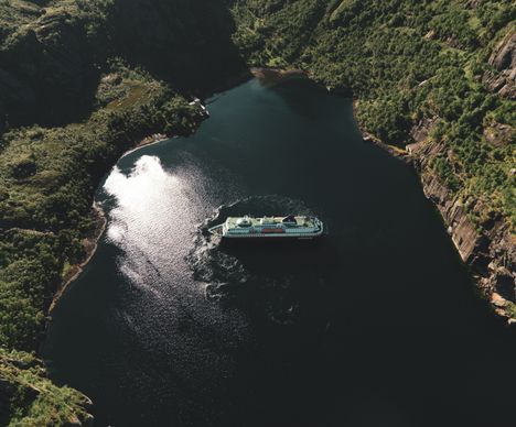 Das Hurtigrutenschiff im Trollfjord