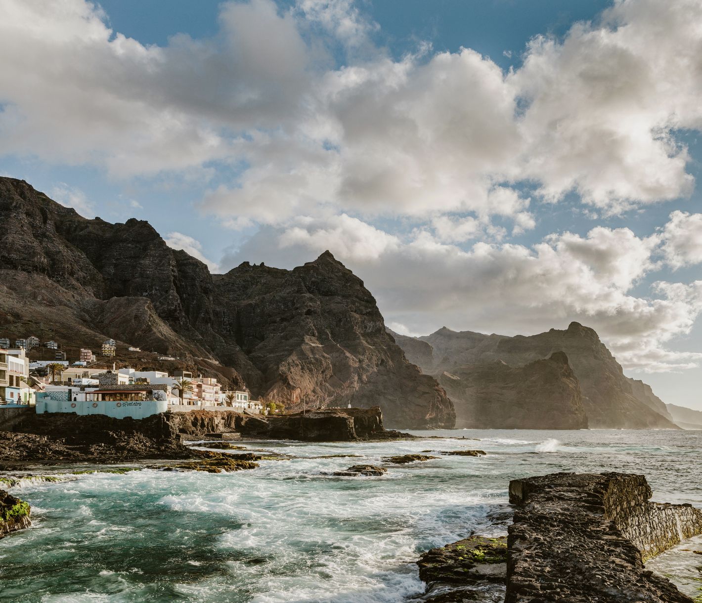 Auch die Kai-Mauer kann die See bei Ponta do Sol nicht vollends entschärfen.