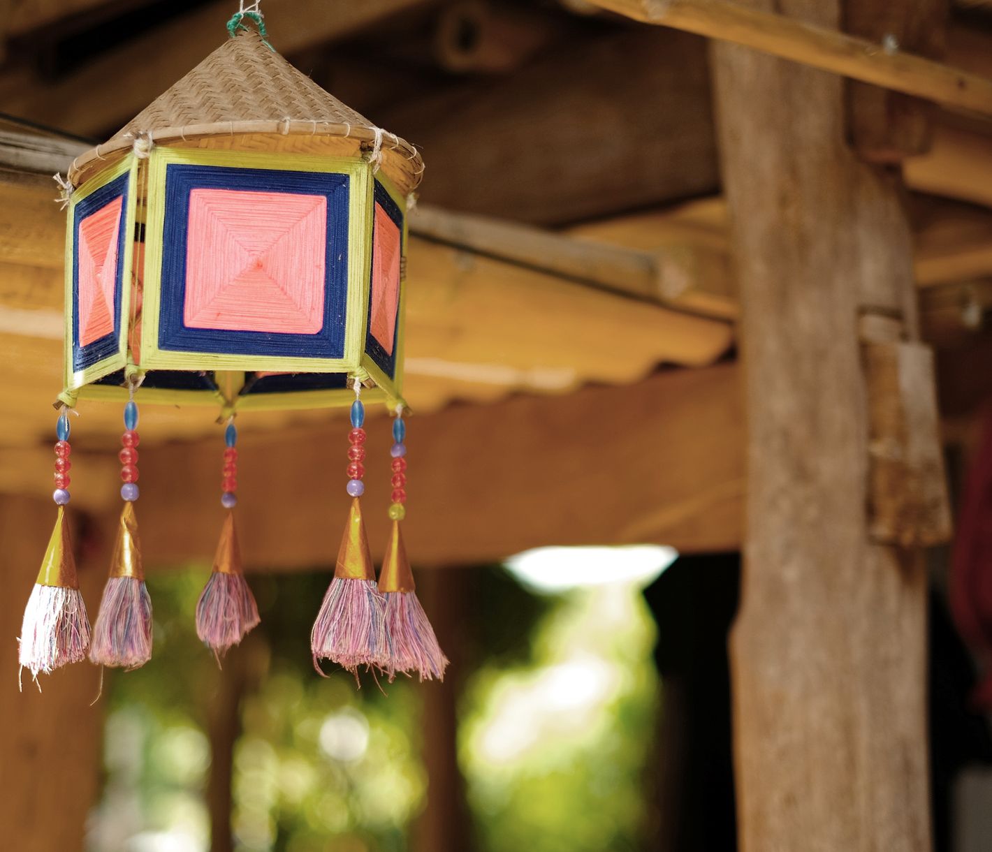 Kunstvoll gefertigte Glücksbringer der Tai Dam im Dorf Ban Na Pa Nat