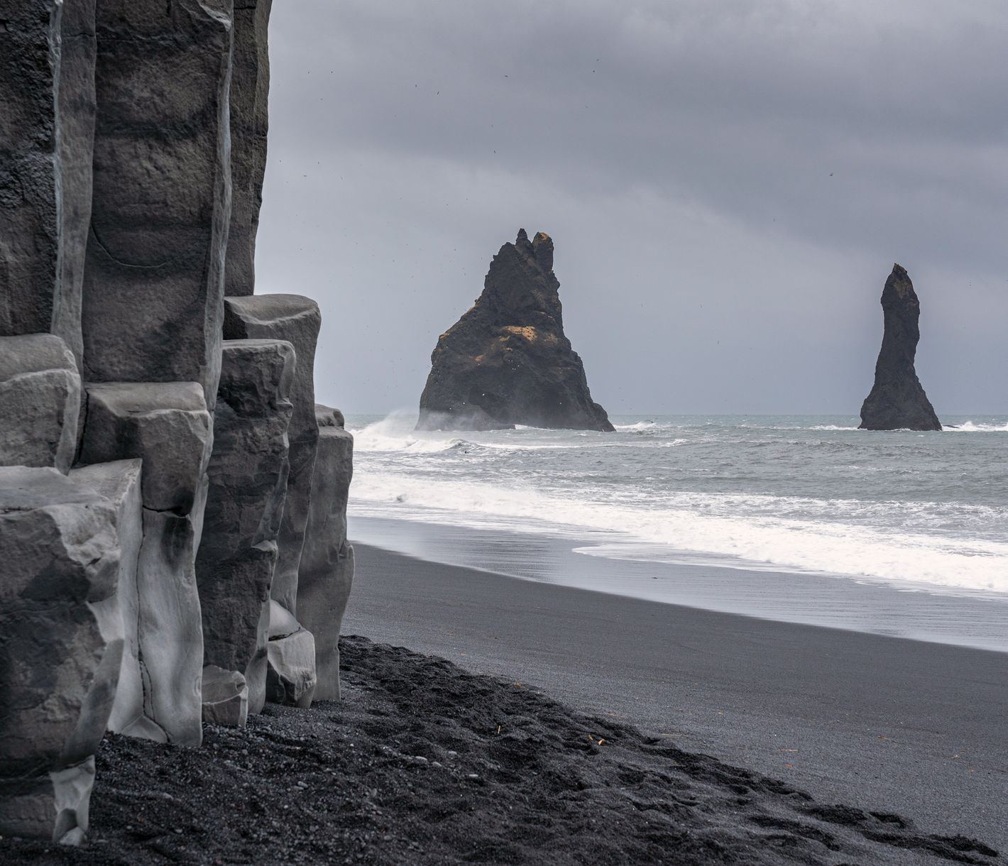 Ein schwarzer Strand wie kein anderer – der Reynisfjara Beach kurz vor der Ortschaft Vik im Süden Islands