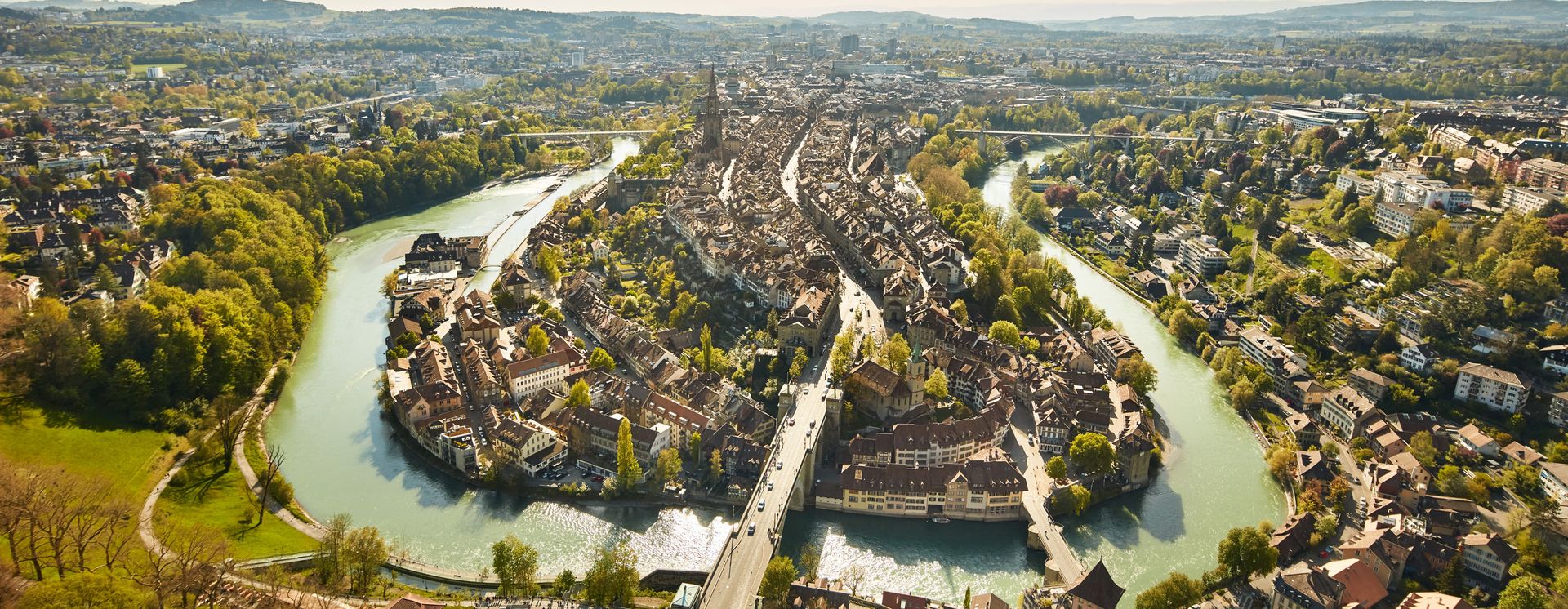 die Aare schlängelt sich durch Bern