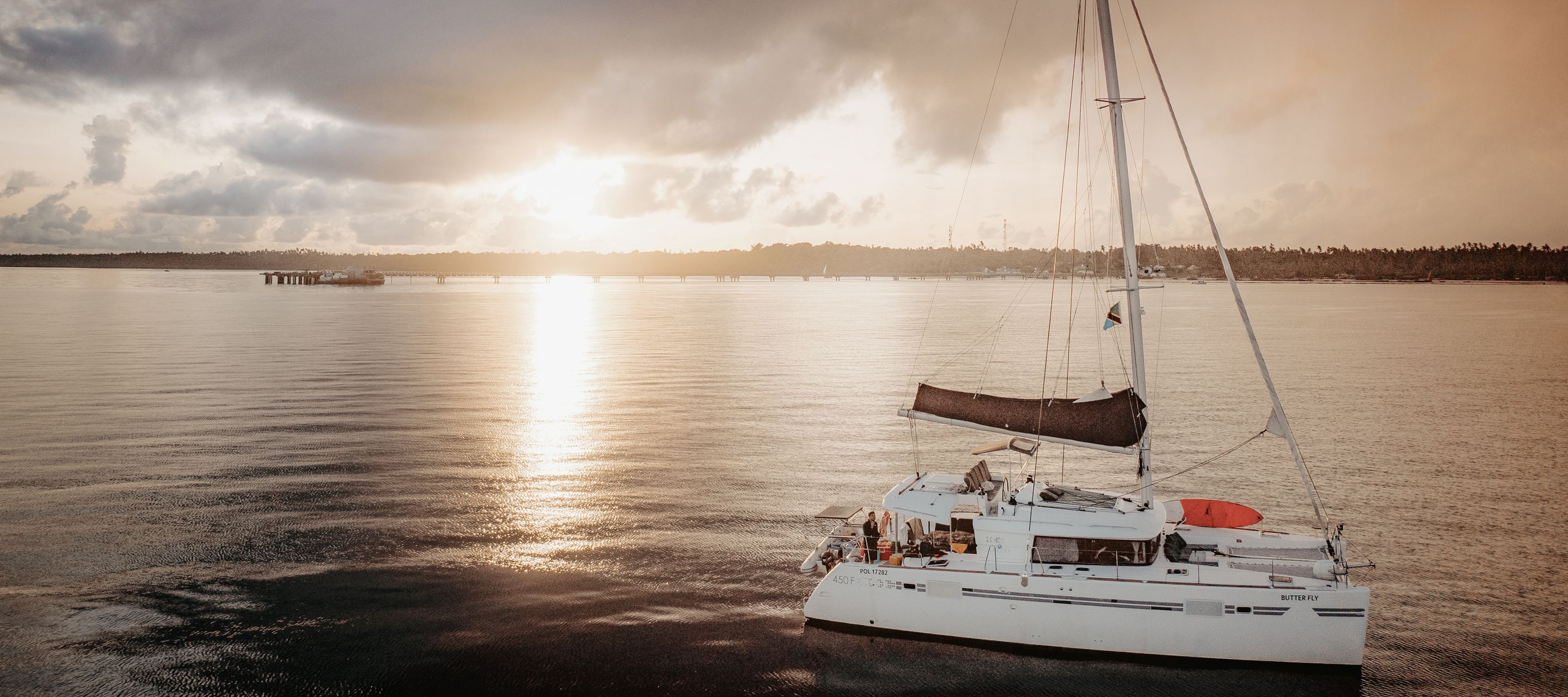 Ihr Katamaran in der Sonnenaufgangsstimmung vor Mafia