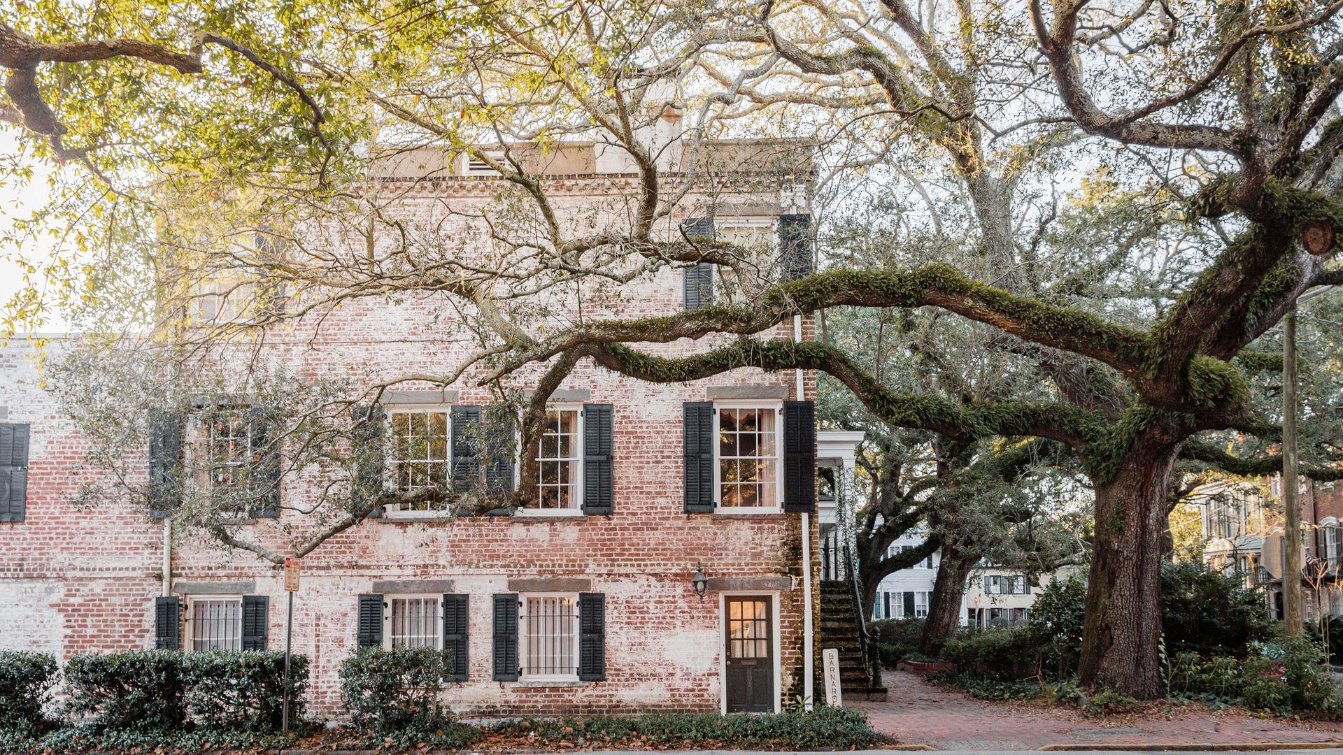 Savannah verzaubert mit einzigartiger Architektur, einer spannenden Vergangenheit und märchenhaften Parks.