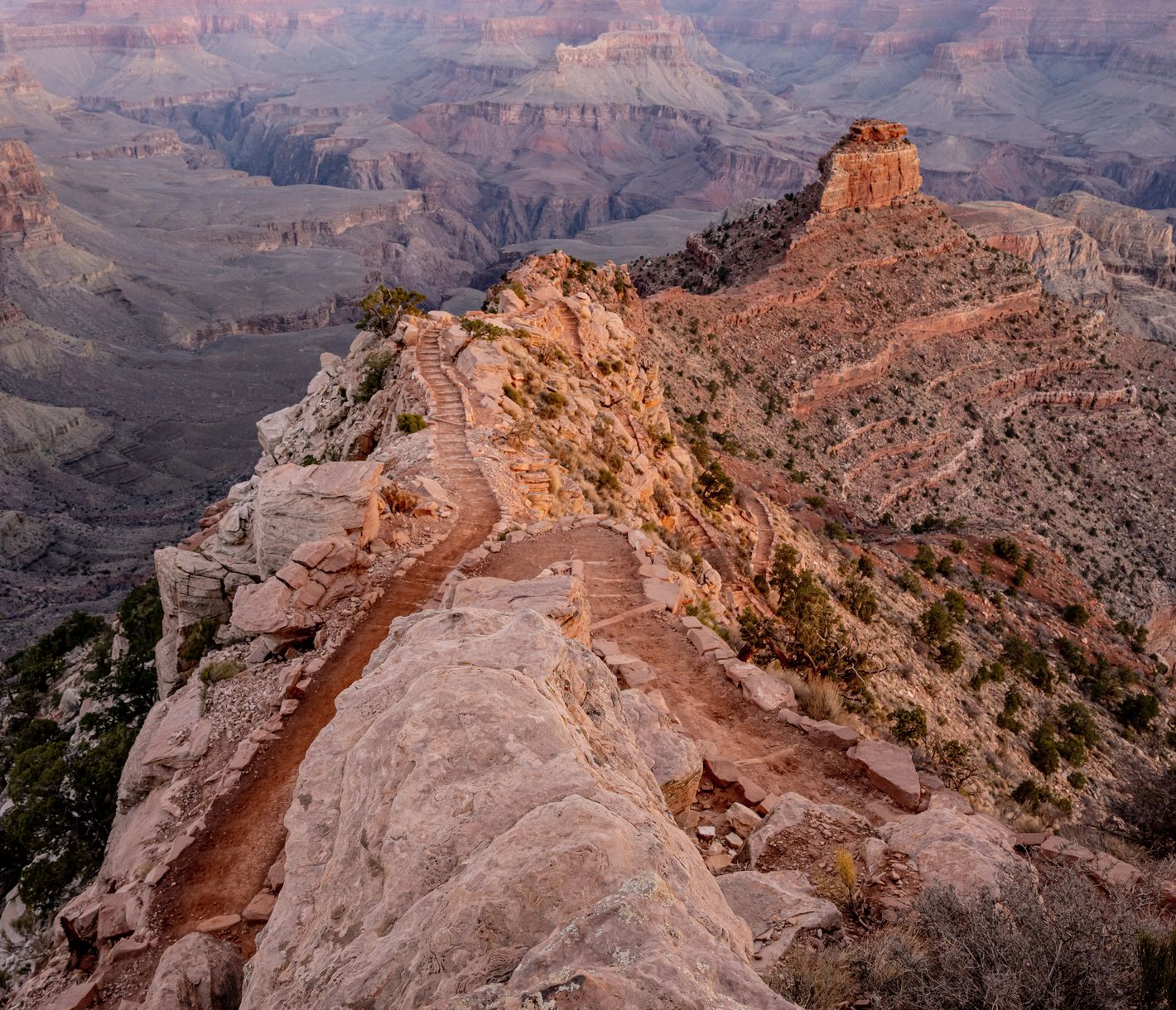 Die riesige Schlucht des Grand Canyons ist bis zu 1'600 m tief und bietet zahlreiche Wanderwege an.