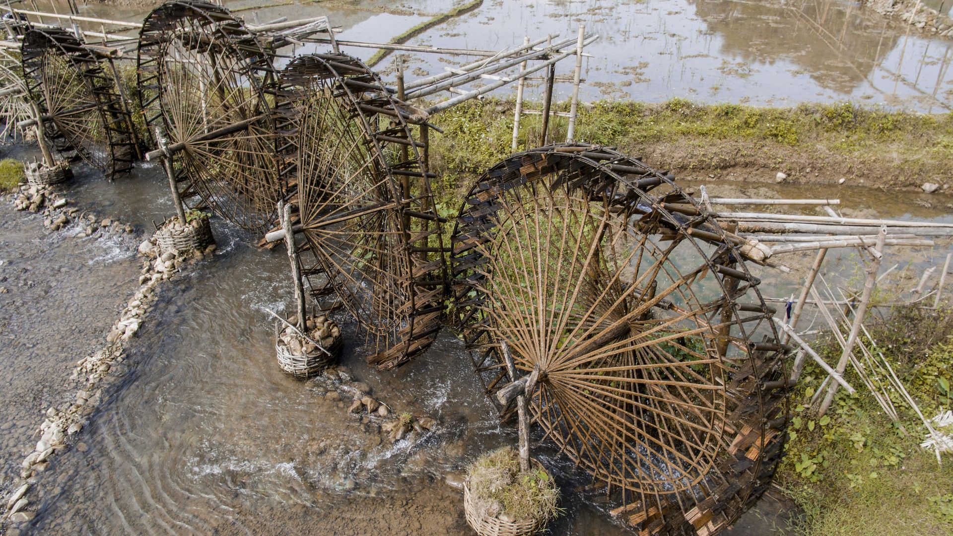 Wasserräder aus Bambus zwecks Bewässerung der Reisfelder im Naturreservat von Pu Luong