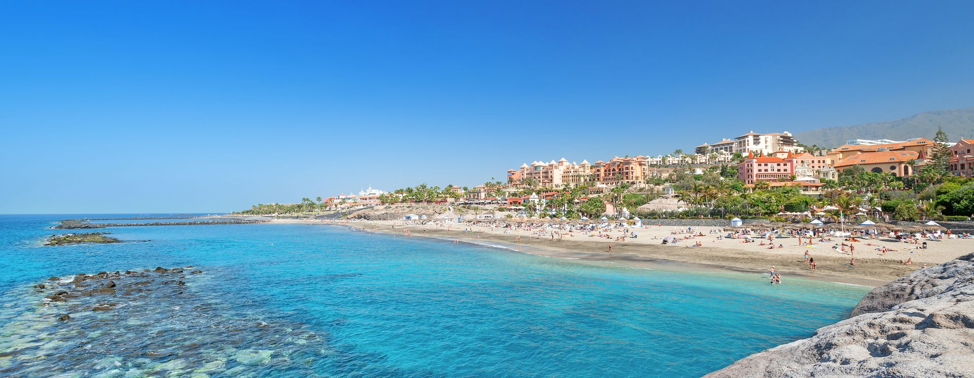 Traumhafter Ausblick auf den Sandstrand Playa del Duque in Costa Adeje