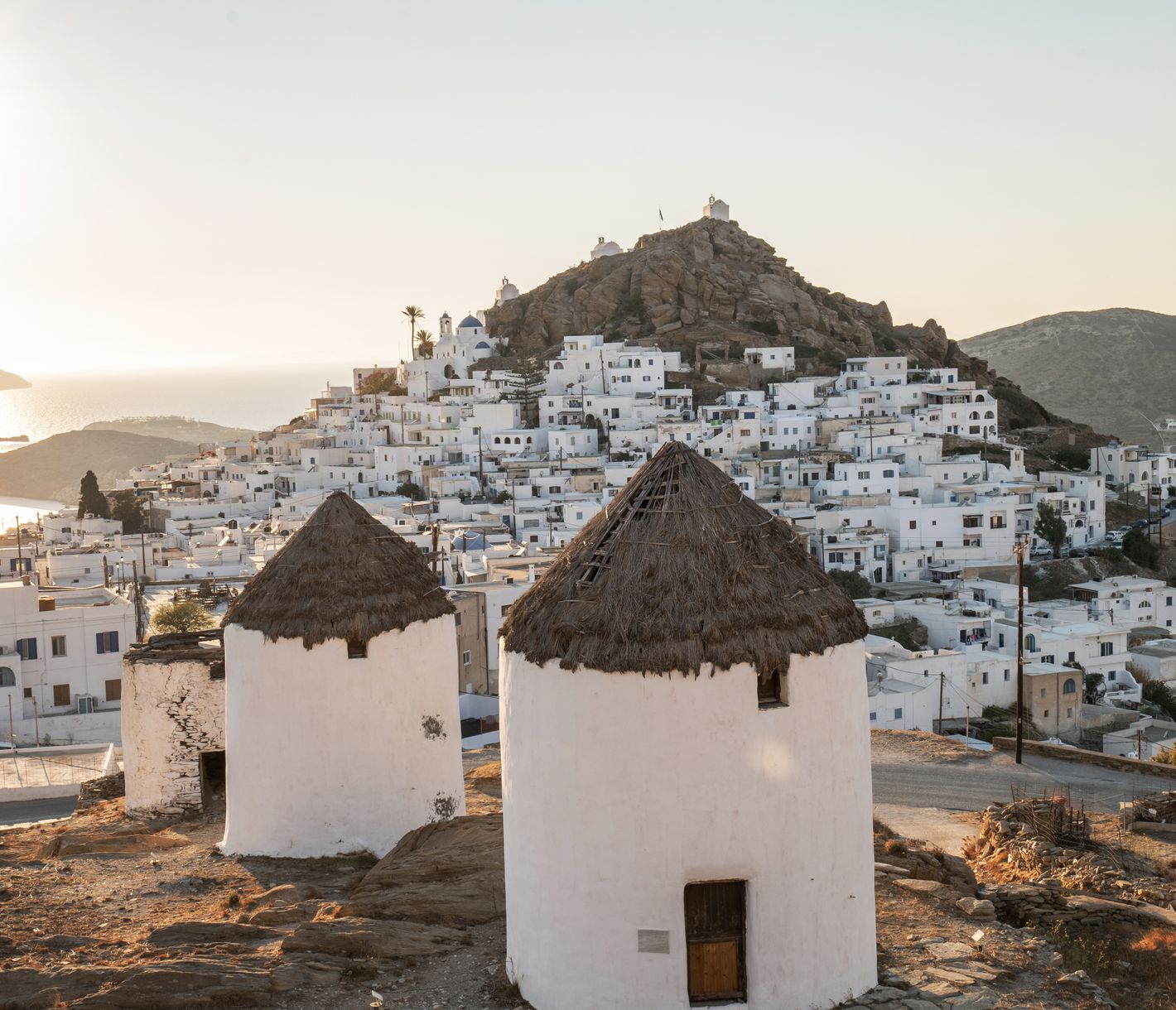 Das Zwielicht taucht Ios und seine Windmühlen in ein besonderes Licht.