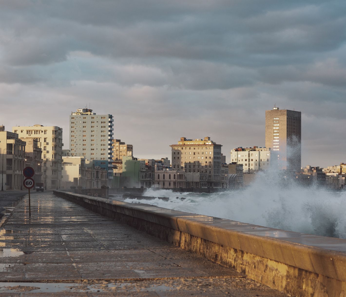 Stürmische Wellen und künstlerische Darbietungen