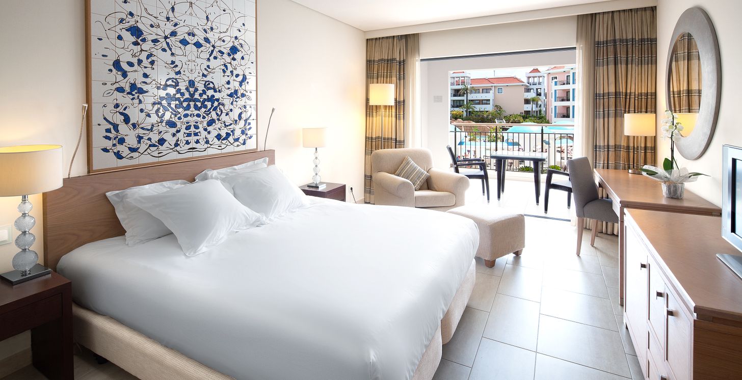 Chambre double King vue piscine