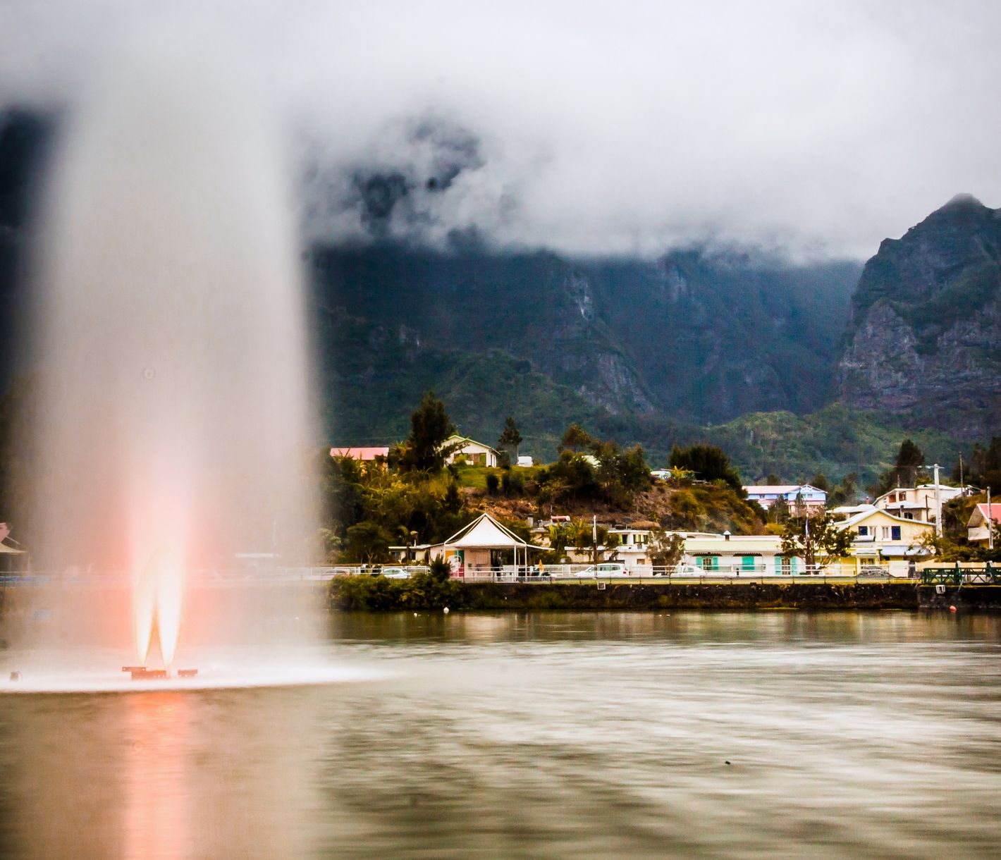Stimmungsvoll beleuchtet – die Wasserfontänen im Mare à Joncs in Cilaos