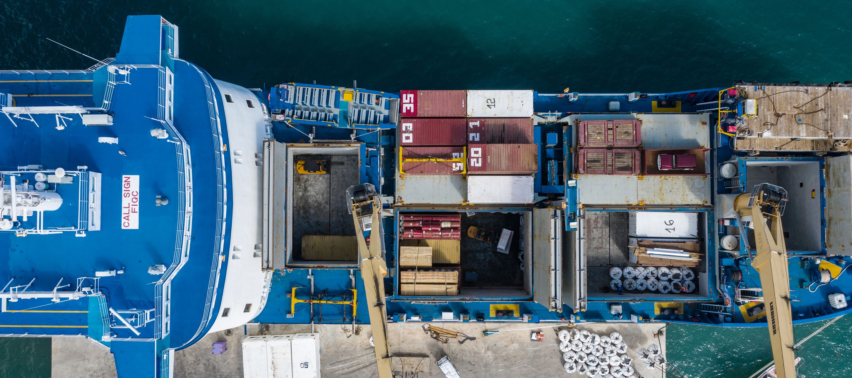 Chargements et déchargements de tout type de matières sur le bateau cargo Aranui destinés aux îles Marquises