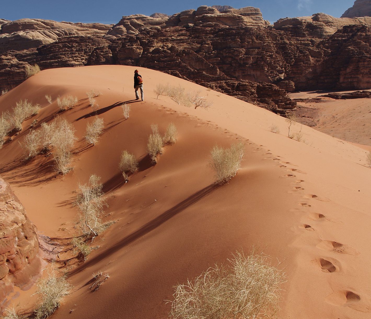 Spaziergang auf den Dünen des Wadi Rum