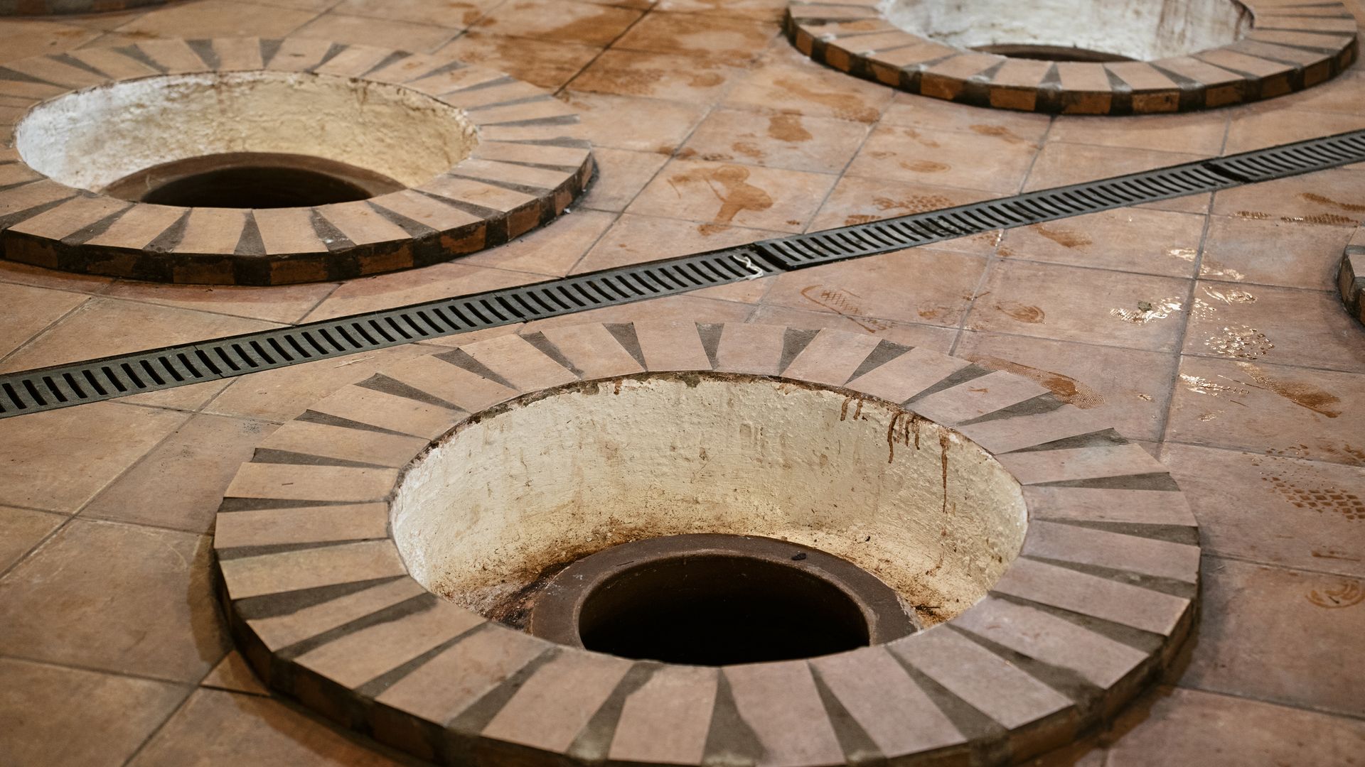 Amphoren an der kachetinischen Weinstrasse