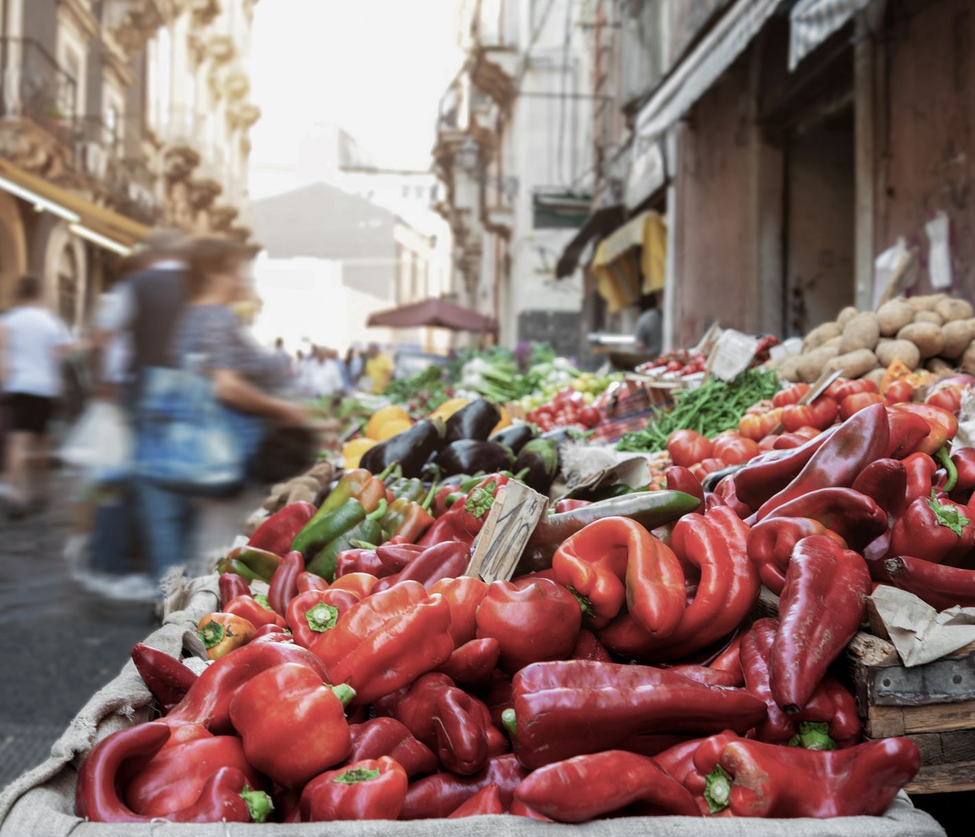 Markttreiben in den Altstadtgassen von Catania