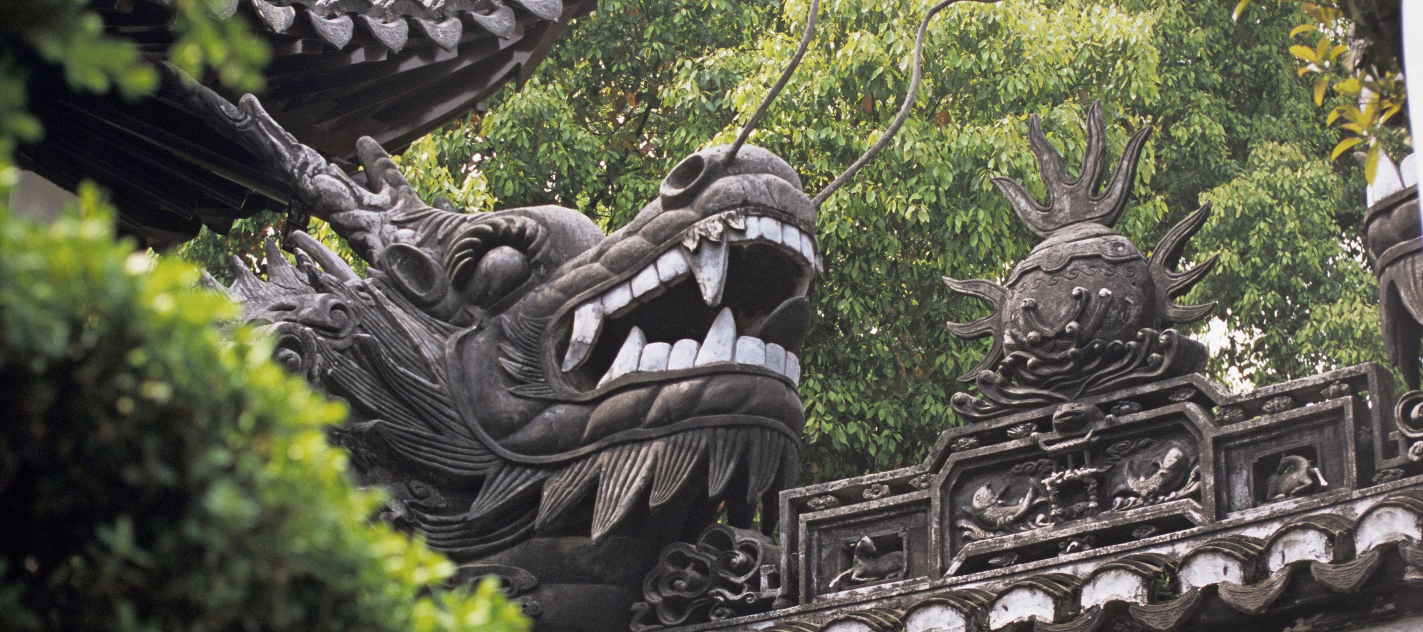 Dans ce jardin traditionnel, les rochers aux formes étranges cachent pagodes et pavillons.