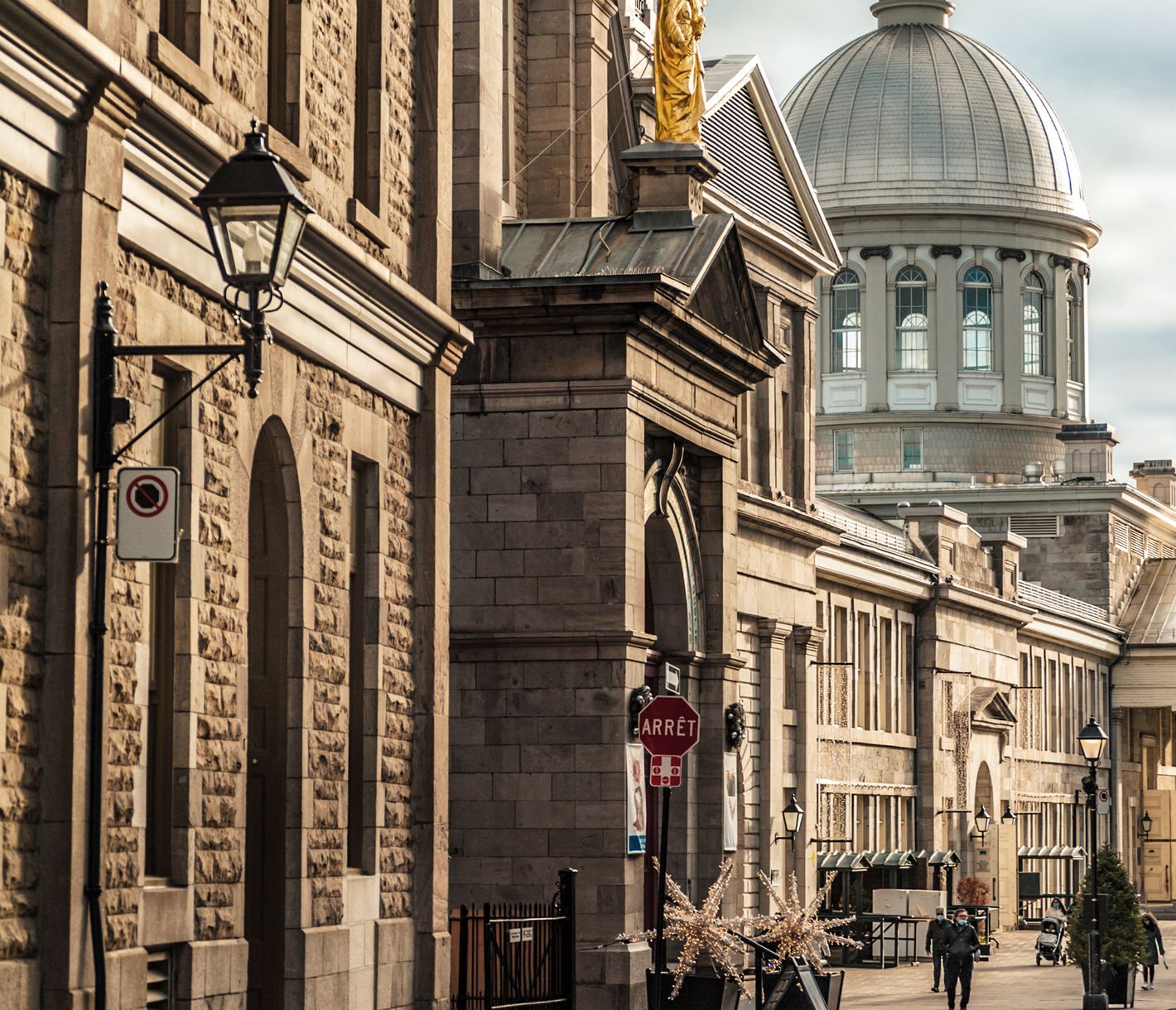 Au détour d’une rue dans le Vieux-Port de Montréal, on découvre l’imposant bâtiment du marché Bonsecours.