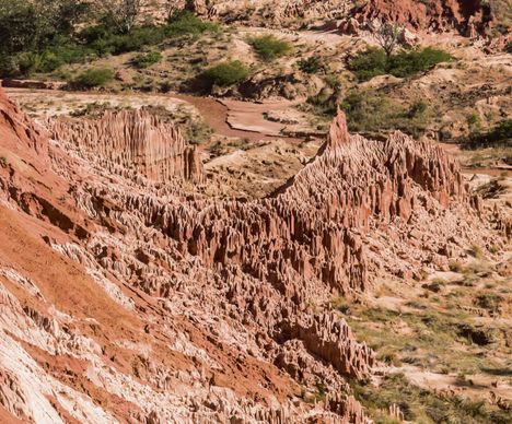 Vue lointaine sur les Tsingy Rouges depuis une position élevée