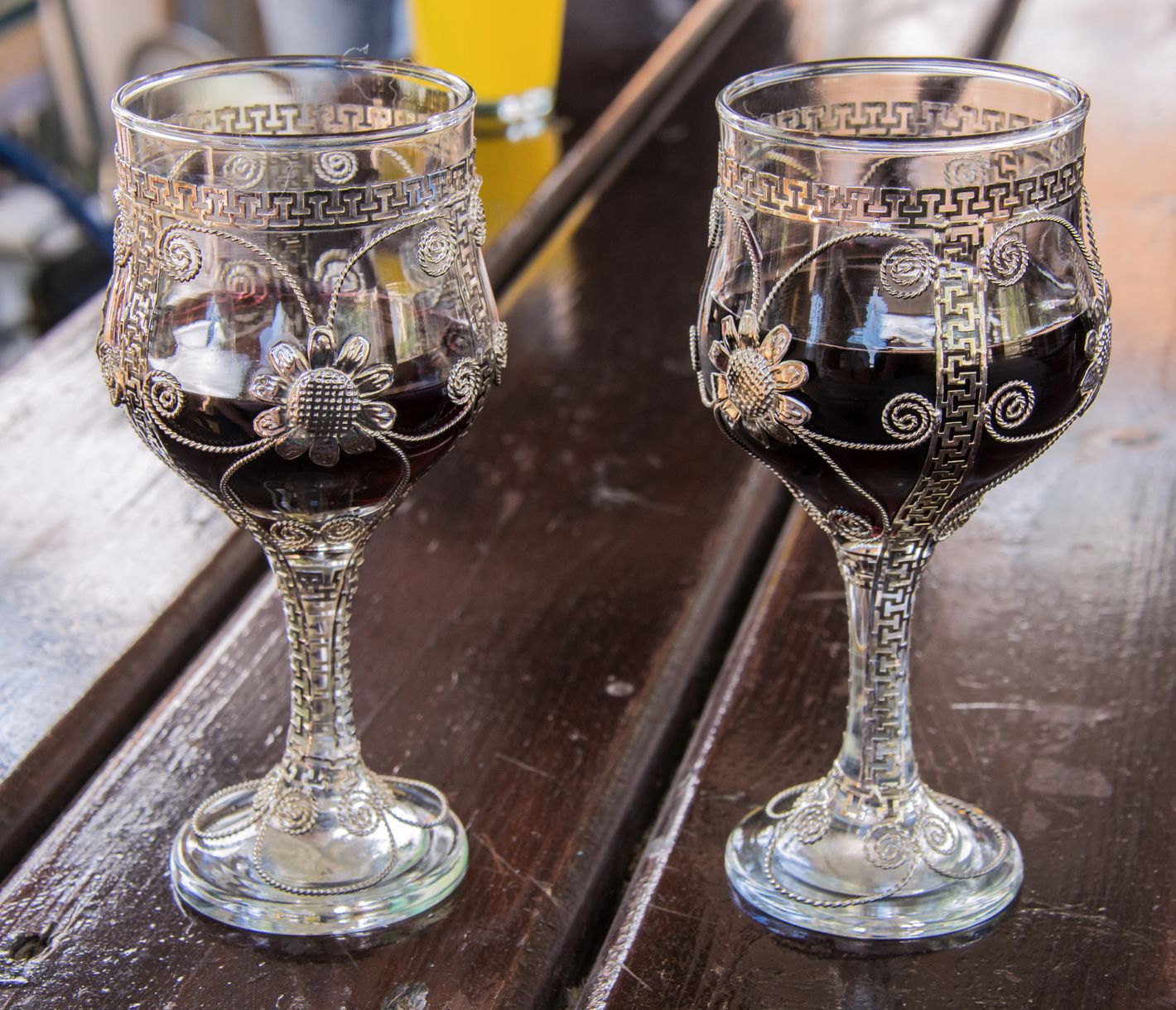 Deux verres de vin rouge de Chypre