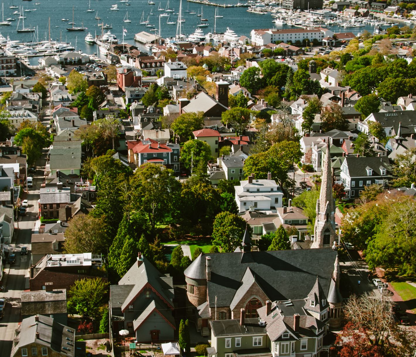 Newport, Rhode Island, ist eine elegante Küstenstadt, die für ihre prächtigen Villen aus der Gilded Age und ihre maritime Geschichte bekannt ist.