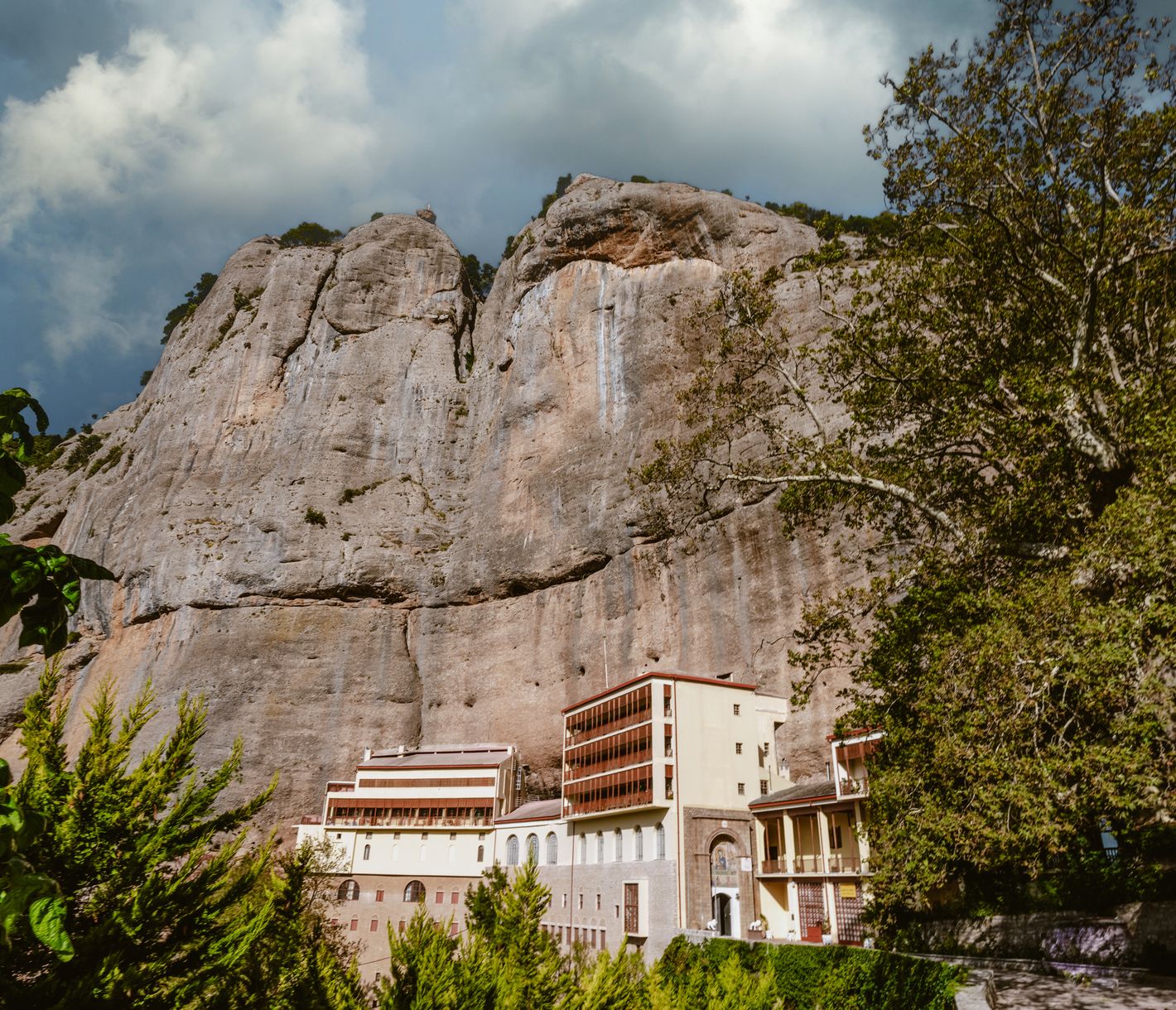 Mega Spilaio Kloster – Spektakuläres Felskloster in der Schlucht von Kalavryta