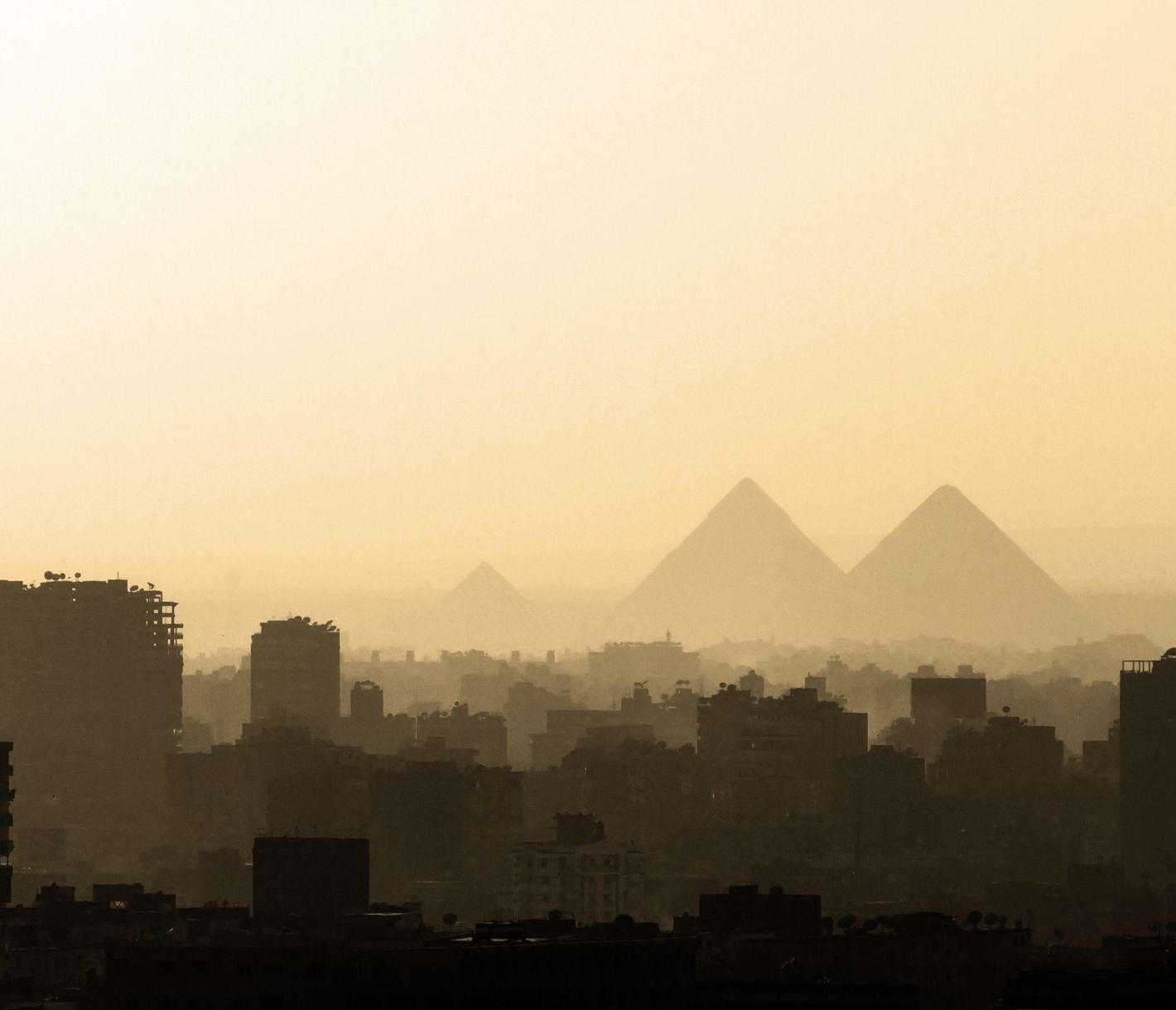 Die Pyramiden von Gizeh und Kairo im Licht der Wüste