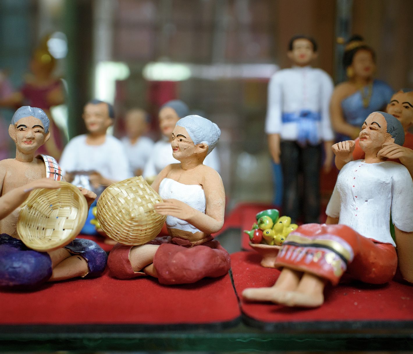 Im Ban Bang Sadet Court Doll Centre werden aus Lehm fantasievolle Figuren hergestellt.