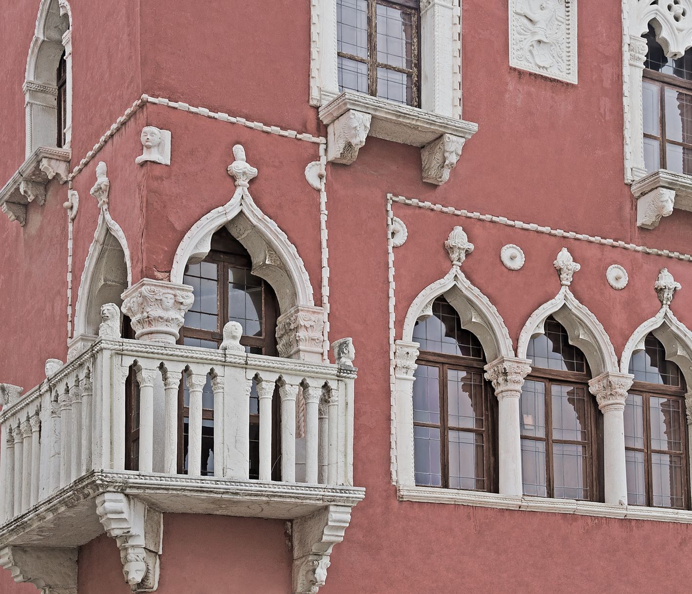 Rotes Haus im venezianischen Stil in Piran in Slowenien