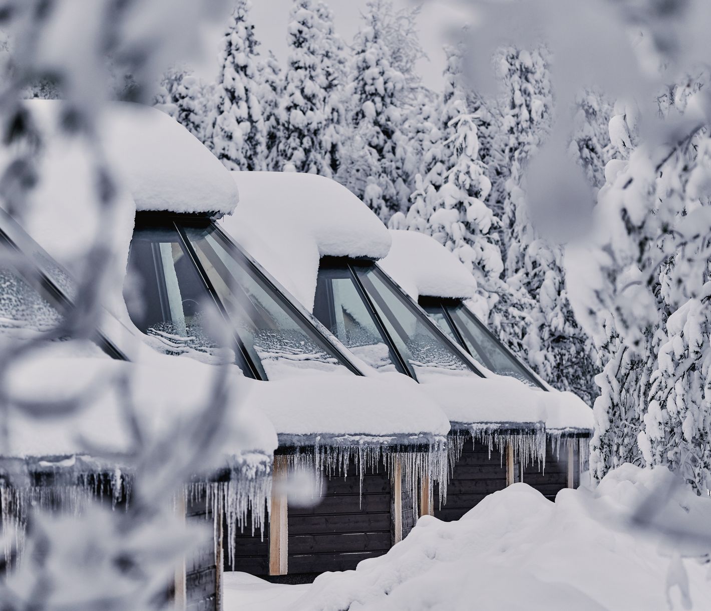 Malerische Eiszapfen schmücken die Aurora Cabins.