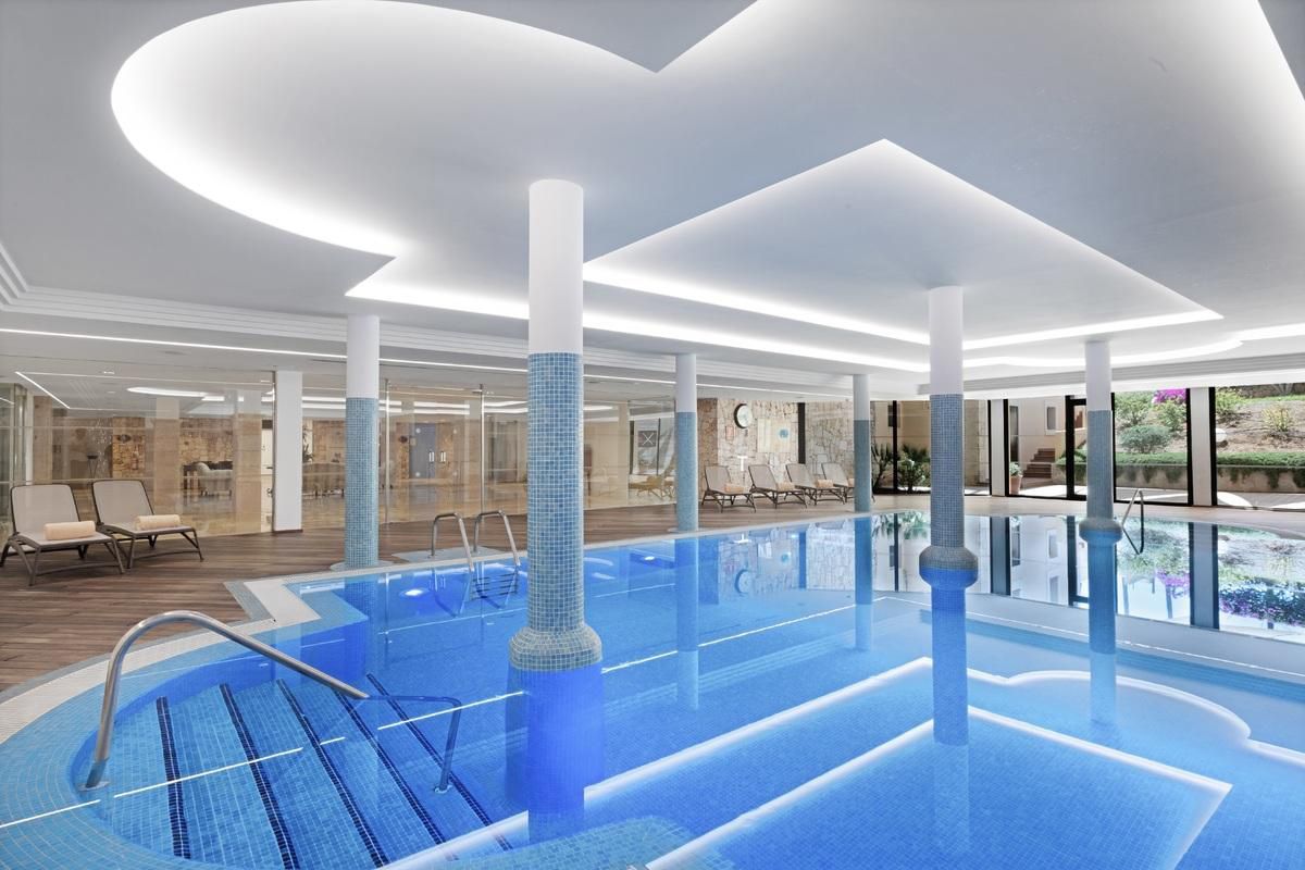 Piscine intérieure