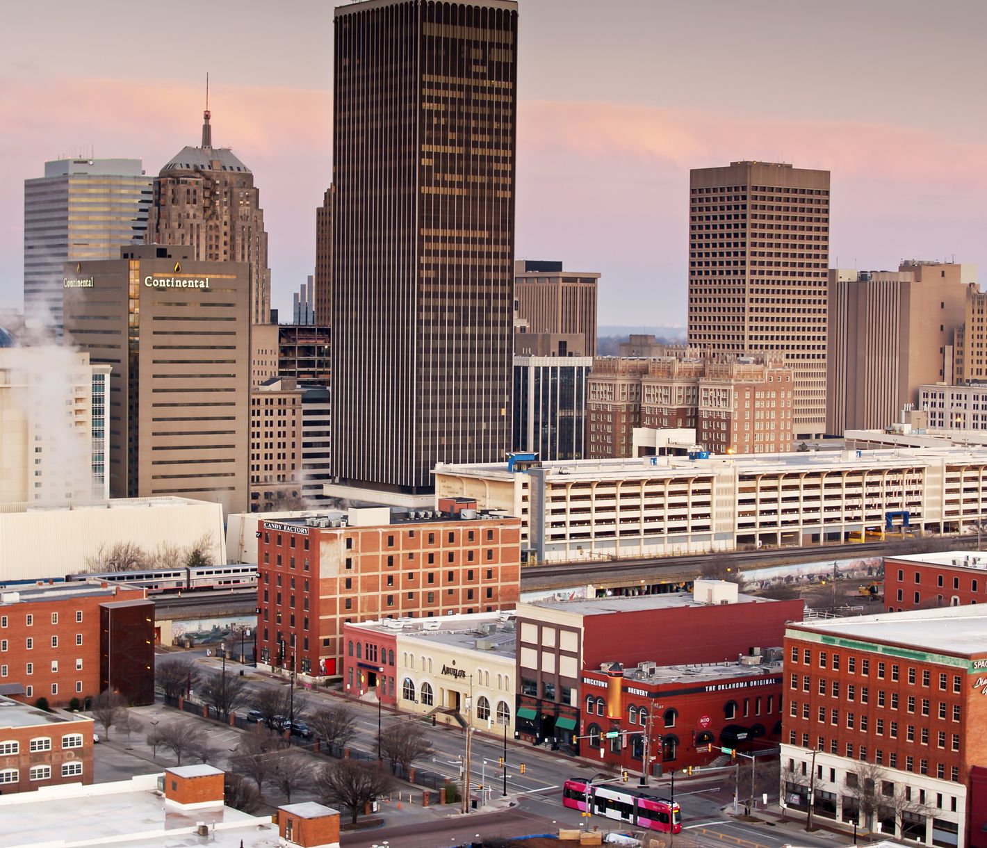 Oklahoma City, die lebendige Hauptstadt des Bundesstaates Oklahoma, verbindet auf faszinierende Weise den Geist des Wilden Westens mit moderner Grossstadtatmosphäre.