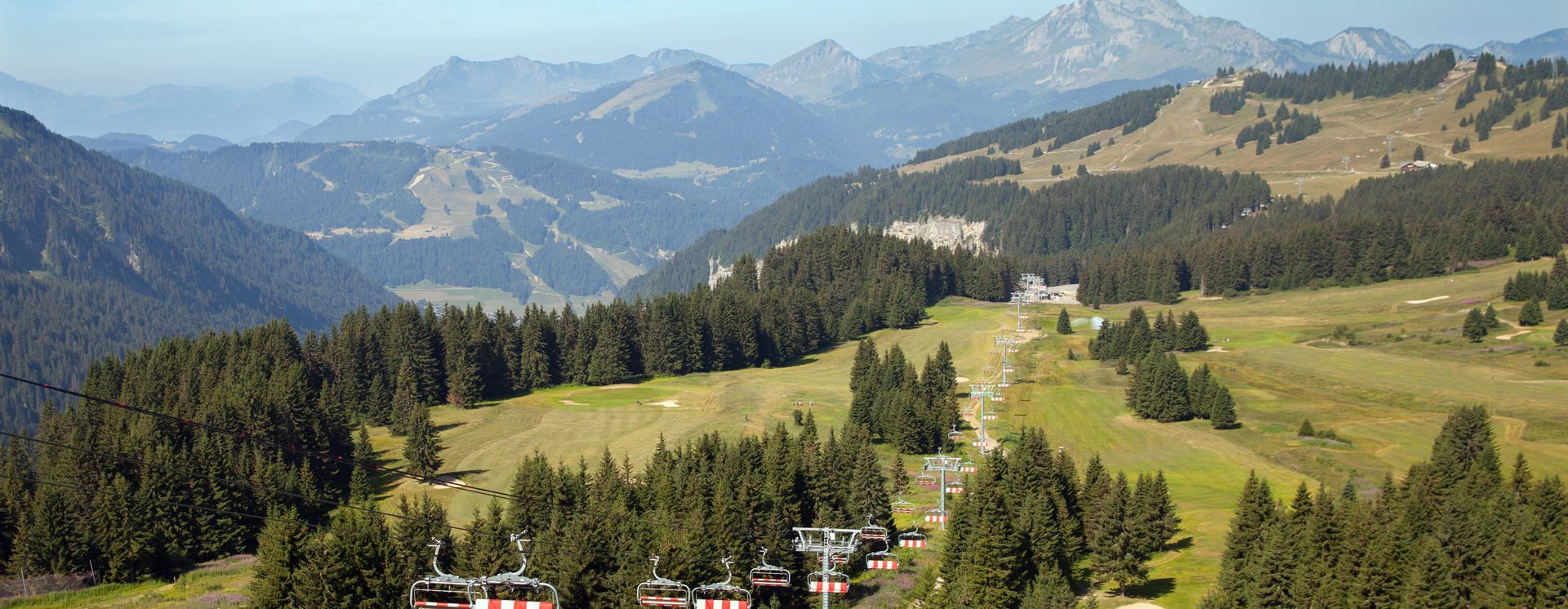 Berge und Sesselbahn im Sommer in Avoriaz