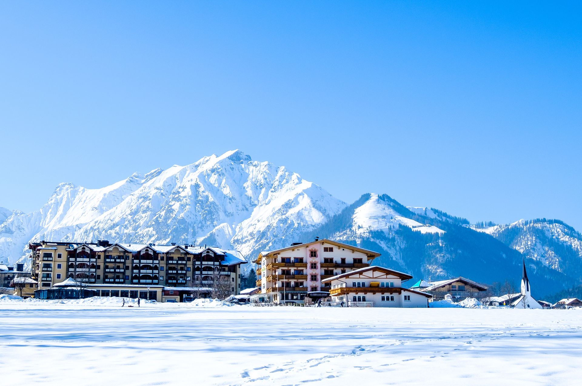 Pertisau und verschneite Berge im Winter