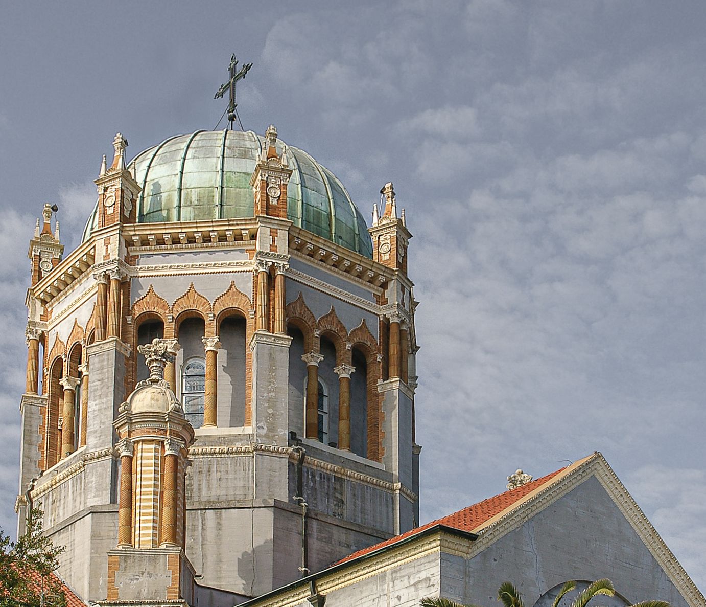 Die detaillierten Terrakotta-Friesen und die massive Kupferkuppel der Memorial Presbyterian sind beeindruckend.
