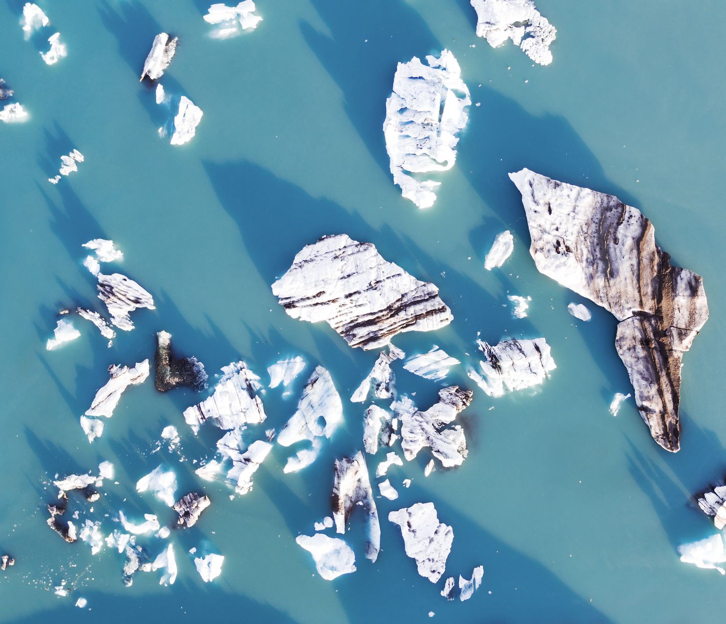 In der Gletscherlagune Jökulsárlón treiben unzählige Eisberge.