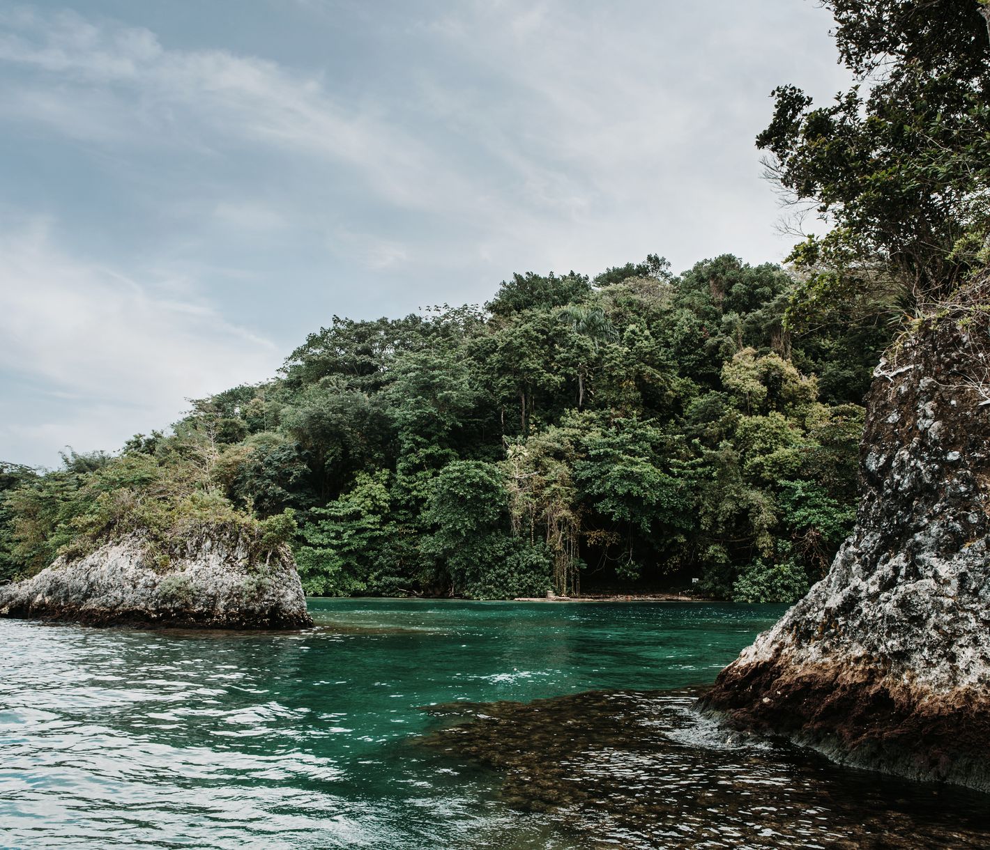Die Blaue Lagune ("Blue Lagoon") ist ein kleines Naturphänomen: bis zu 30 m tief schimmert das Wasser hier in vielen verschiedenen Blau- und Grüntönen